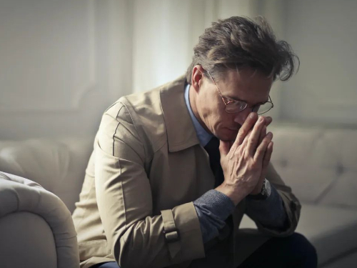 重庆心理咨询医院哪家好？焦虑症在医学上的诊疗标准是什么？