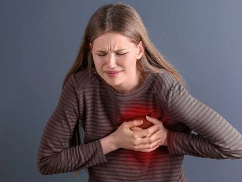 重庆哪家医院有专业的心理咨询？焦虑症的急性发作有哪些典型急救症状？